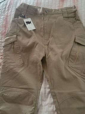 Men's Khaki Cargo Pants with Multiple Utility Pockets NWT 34X34